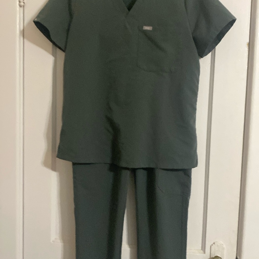 Figs medium scrub top and medium petite scrub bottoms